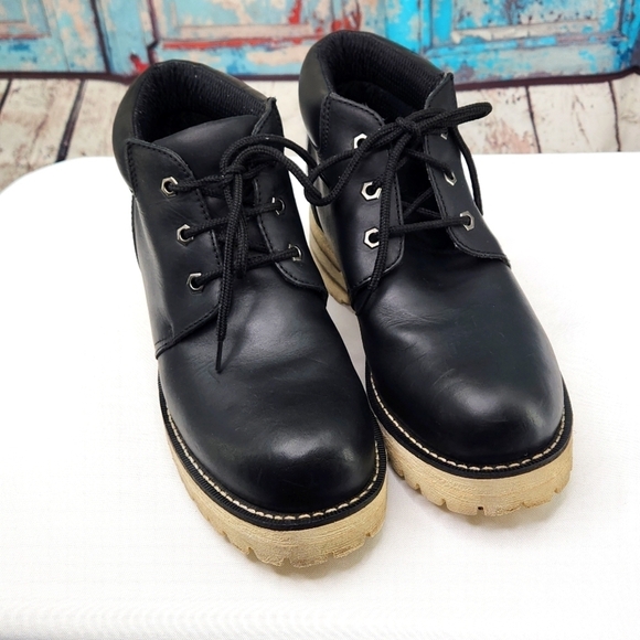 Durango Lace Up Boots in Black